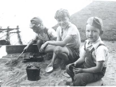 In Gordon Gale's sandbox with br. John, 1943